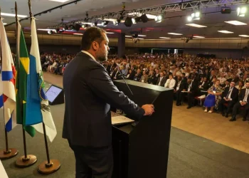 Decreto de Cláudio Castro amplia poderes da Casa Civil e gera crise política no Rio