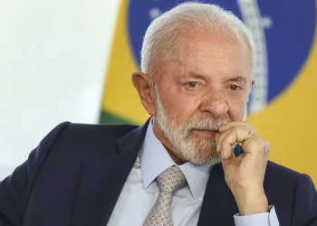 Lula mantém vantagem no primeiro turno e empata com Flávio Bolsonaro no segundo, aponta Datafolha