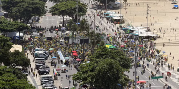 Protesto contra o governo Lula ocupa orla de Copacabana e reúne políticos e apoiadores