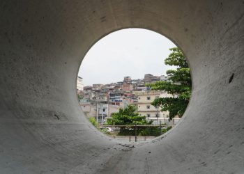 Investimento de R$ 120 milhões melhora saneamento na Maré, com obras de esgoto e educação ambiental