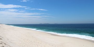 Praia de Itaipuaçu, em Maricá, revela história, trilhas e vistas panorâmicas a 40 minutos de Niterói