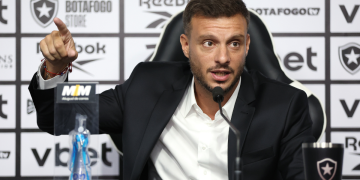 Botafogo demite Martín Anselmi após triunfo sobre o Bragantino, busca novo técnico