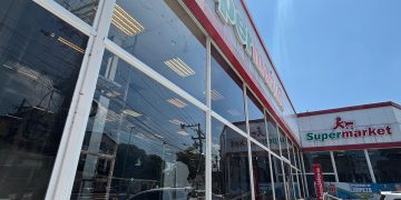 Supermercado em São Gonçalo troca vidraças após ataque a tiros na semana passada