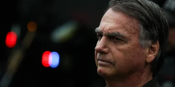 Ex-presidente Jair Bolsonaro é hospitalizado após episódios de mal-estar e suspeita de pneumonia
