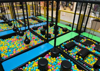 Shopping Multicenter Itaipu inaugura espaço de lazer infantil com circuito de obstáculos