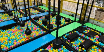 Shopping Multicenter Itaipu inaugura espaço de lazer infantil com circuito de obstáculos
