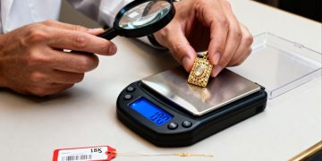 Joias de ouro 18k esquecidas em casa podem ter valor significativo, aponta especialista