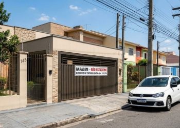 Lei proíbe estacionar em frente à garagem, mesmo na residência própria, com multas e remoções