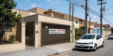 Lei proíbe estacionar em frente à garagem, mesmo na residência própria, com multas e remoções