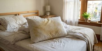 Traveseiros amarelados por suor, oleosidade e umidade indicam necessidade de troca e cuidados.