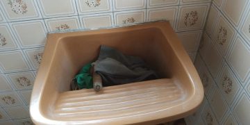 Morador de São Gonçalo enfrenta um ano e três meses sem água, afetando saúde e higiene