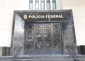 Polícia Federal realiza prisão de delegado suspeito em operação contra corrupção e tráfico internacional
