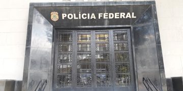 Polícia Federal realiza prisão de delegado suspeito em operação contra corrupção e tráfico internacional
