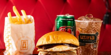 Usina Burger celebra 10 anos com retorno do hambúrguer Overbacon até março