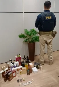 PRF apreende mercadorias proibidas e sem nota fiscal durante fiscalização na Ponte Rio-Niterói.