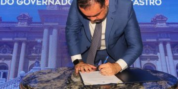 Decreto de Cláudio Castro amplia poderes do secretário de Casa Civil, gerando questionamentos jurídicos