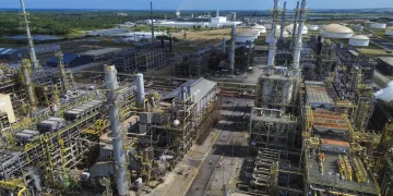 Petrobras reajusta preço do diesel às distribuidoras em R$ 0,38 por litro a partir de sábado