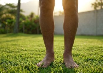 Caminhar descalço na natureza reduz inflamações e melhora a saúde, comprovam estudos