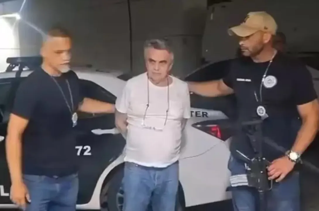 Ator condenado por estupro de vulnerável é preso após ordem judicial e encaminhado ao sistema prisional.