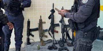 Operação policial em Niterói resulta em morte de líder do TCP e apreensão de armamento