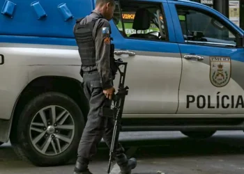 Criminoso foragido é preso baleado após troca de tiros em comunidade de Niterói