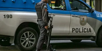 Criminoso foragido é preso baleado após troca de tiros em comunidade de Niterói