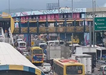 Pista lateral da Avenida Brasil é liberada após combate a incêndio em galpão na Ramos