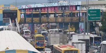 Pista lateral da Avenida Brasil é liberada após combate a incêndio em galpão na Ramos