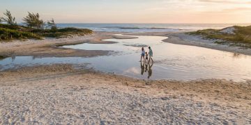 Praia da Barra de Maricá: lagomar e orla revitalizada a uma hora de Niterói