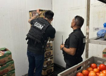 Operação em Niterói fiscaliza supermercado por armazenamento inadequado e irregularidades