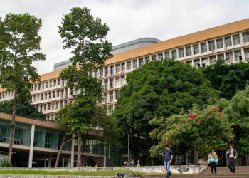 Professor da UFRJ é afastado após denúncias de assédio contra aluna desde 2025