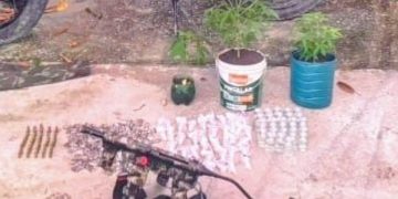 Quatro homens são presos com armas, drogas e motocicleta roubada em Nova Iguaçu