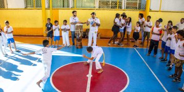Instituto Gingas promove inclusão social e respeito por meio da capoeira em escolas de Niterói