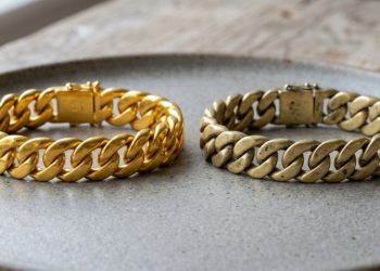 Identificação de ouro 22k versus latão: diferenças visuais, marcas e peso