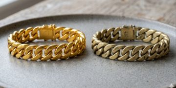 Identificação de ouro 22k versus latão: diferenças visuais, marcas e peso