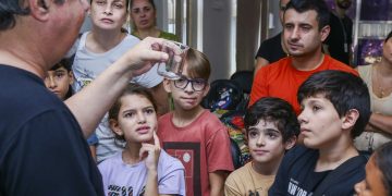 Instituto Vital Brazil promove experiências científicas gratuitas em projeto mensal na sede de Niterói