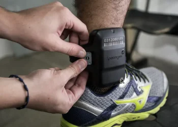 Senado aprova uso imediato de tornozeleira eletrônica em casos de violência doméstica com risco de morte