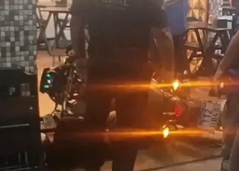 Suspeito é baleado durante tentativa de assalto em São Gonçalo e caso mobiliza forças de segurança para investigação.