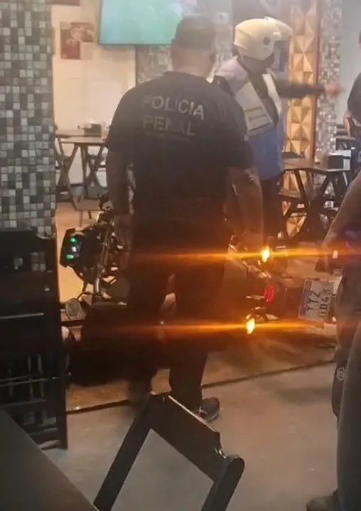 Suspeito é baleado durante tentativa de assalto em São Gonçalo e caso mobiliza forças de segurança para investigação.