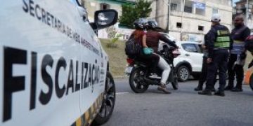 Operação combate veículos irregulares em bairros de São Gonçalo