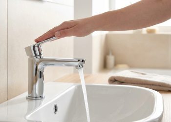 Troca de torneiras por modelos de alavanca melhora acessibilidade e segurança em residências de Niterói