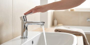 Troca de torneiras por modelos de alavanca melhora acessibilidade e segurança em residências de Niterói