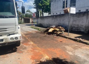 Prefeitura remove trio elétrico abandonado que preocupava moradores em Maricá