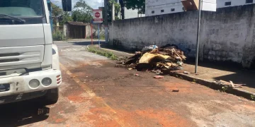 Prefeitura remove trio elétrico abandonado que preocupava moradores em Maricá