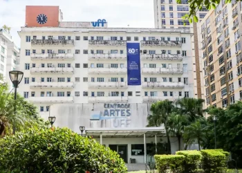 Exposição em Niterói revisita os registros do 8 de janeiro para preservar memória e refletir sobre a democracia