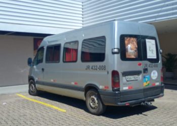 Criança de 5 anos é encontrada sozinha em van de transporte escolar irregular em Três Rios