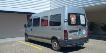 Criança de 5 anos é encontrada sozinha em van de transporte escolar irregular em Três Rios