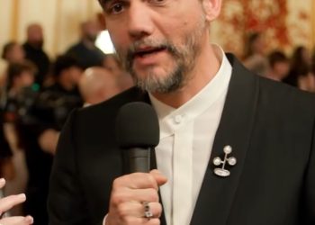 Wagner Moura usa broche com símbolo de paz no Oscar 2026