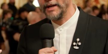 Wagner Moura usa broche com símbolo de paz no Oscar 2026