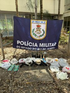 Três pessoas morreram após um ataque a tiros em São Gonçalo. Polícia investiga motivação e busca identificar responsáveis.